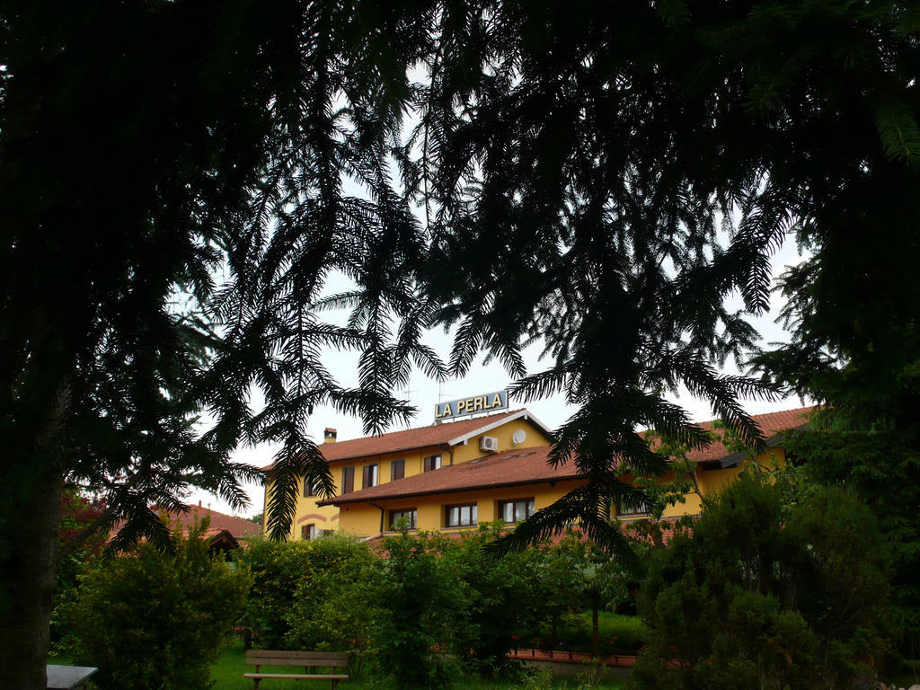 Hotel Ristorante La Perla Varallo Pombia Luaran gambar