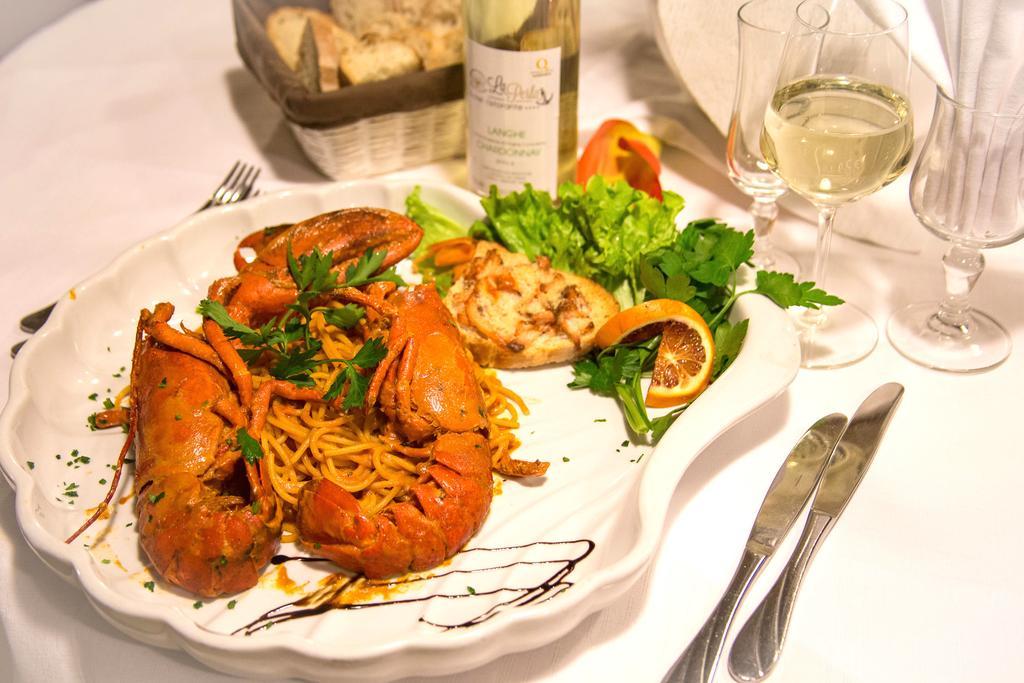 Hotel Ristorante La Perla Varallo Pombia Luaran gambar