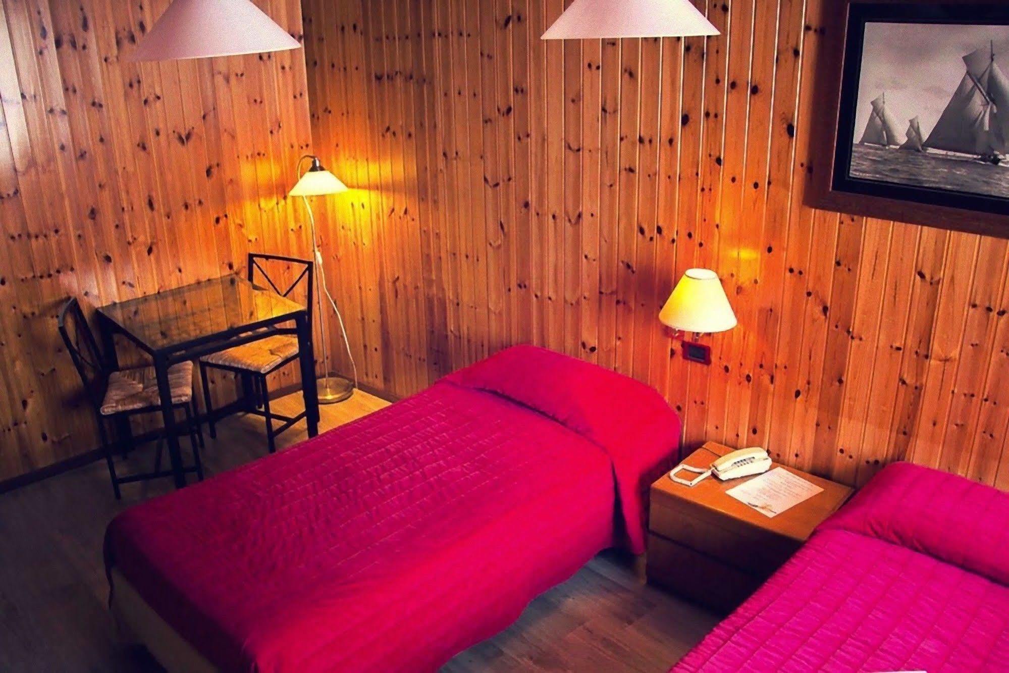 Hotel Ristorante La Perla Varallo Pombia Luaran gambar