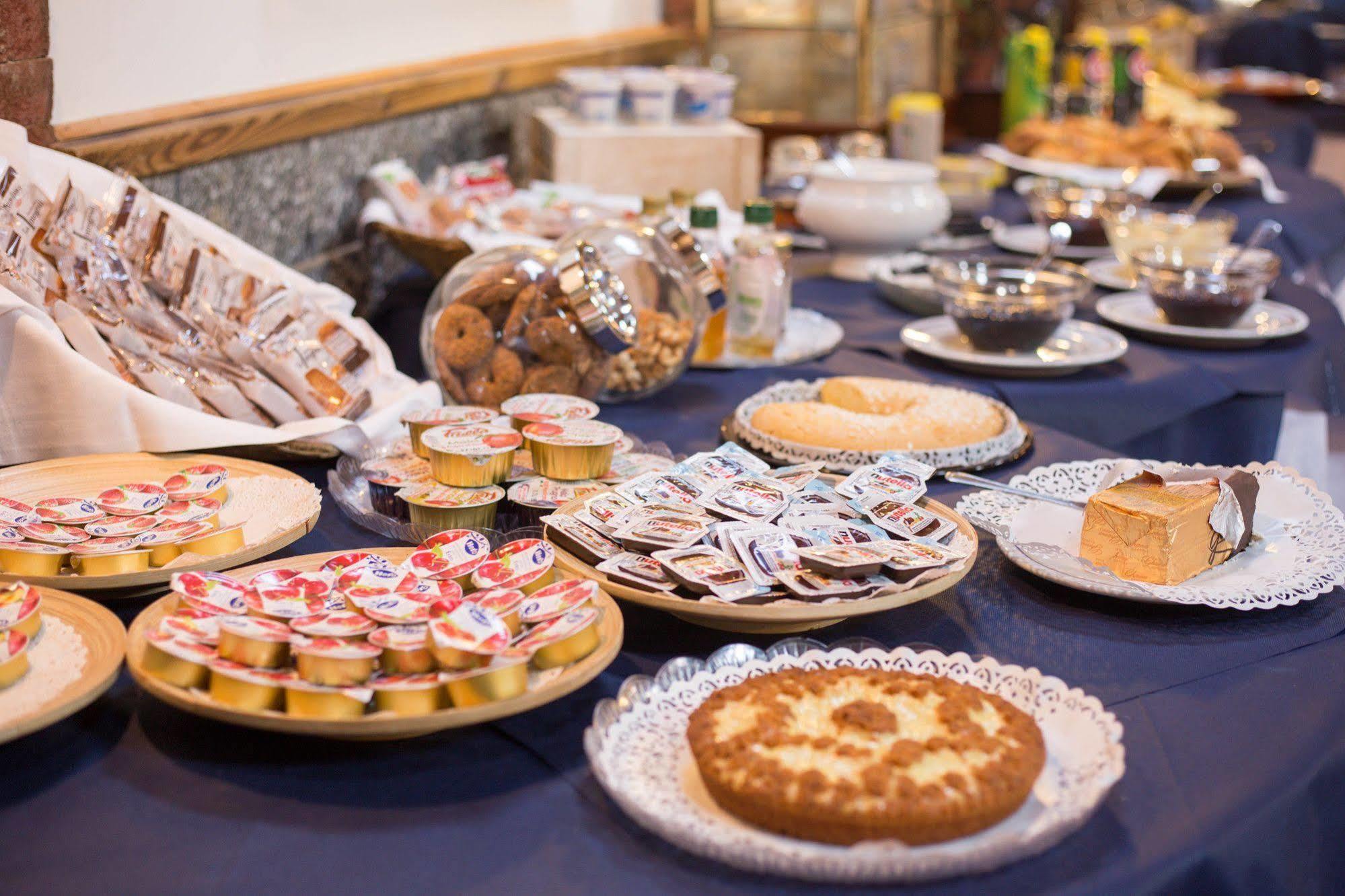 Hotel Ristorante La Perla Varallo Pombia Luaran gambar