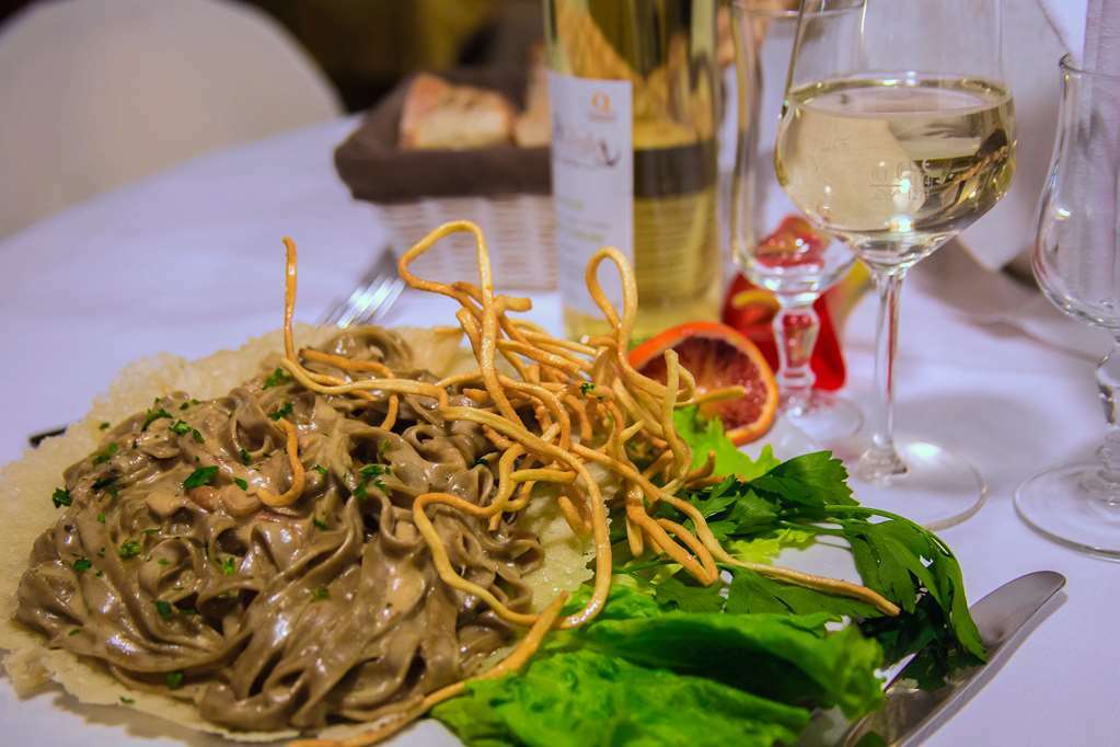 Hotel Ristorante La Perla Varallo Pombia Restoran gambar