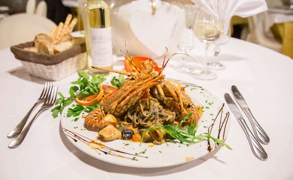 Hotel Ristorante La Perla Varallo Pombia Restoran gambar